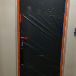 Zabezpieczenie drzwi przed szpachlowaniem i malowaniem